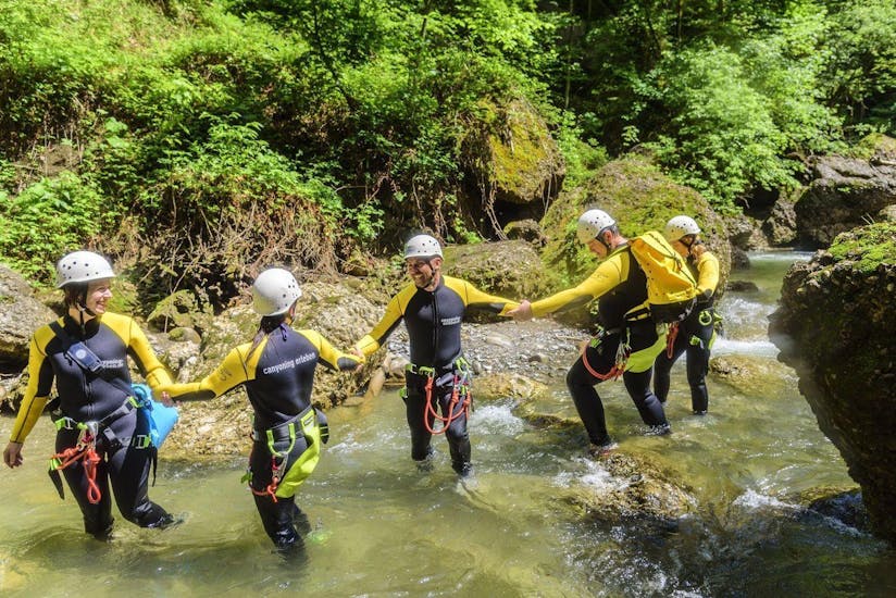 Eine Gruppe von Kollegen stärkt beim Canyoning Team Event im Allgäu mit canyoning erleben ihren Teamgeist.