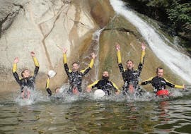 During the Canyoning Team Event in the Allgäu organized by canyoning erleben, a group of colleagues strengthening their team spirit.