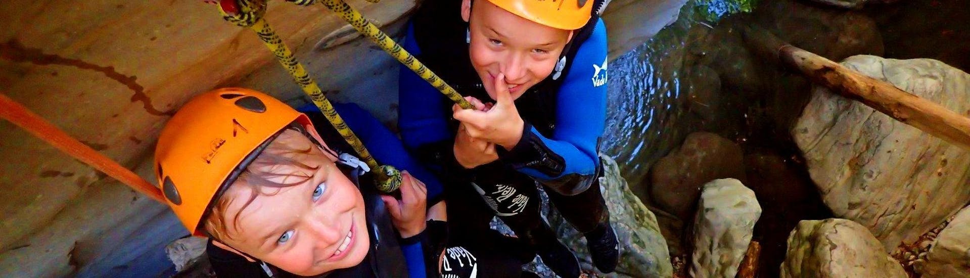 Canyoning im Torrente San Michele in Campione - Family Fun Zwei Kinder werden beim Canyoning im Torrente San Michele - Family Fun, das von Skyclimber organisiert wird, zum Wasser geführt.