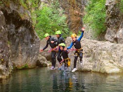 Una familia aventurera experimentando la diversión del barranquismo en Torrente San Michele, con SKYclimber.