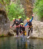 Een avontuurlijk gezin tijdens de canyoning familie plezier in Torrente San Michele met SKYclimber.