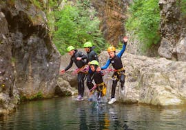 Un'avventurosa famiglia durante il canyoning family fun al Torrente San Michele con SkyClimber.
