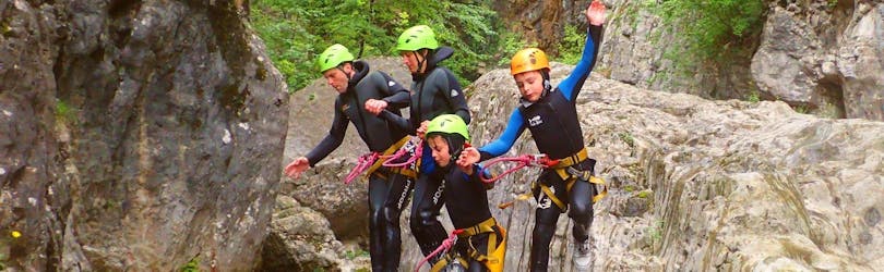 Una familia aventurera experimentando la diversión del barranquismo en Torrente San Michele, con SKYclimber.