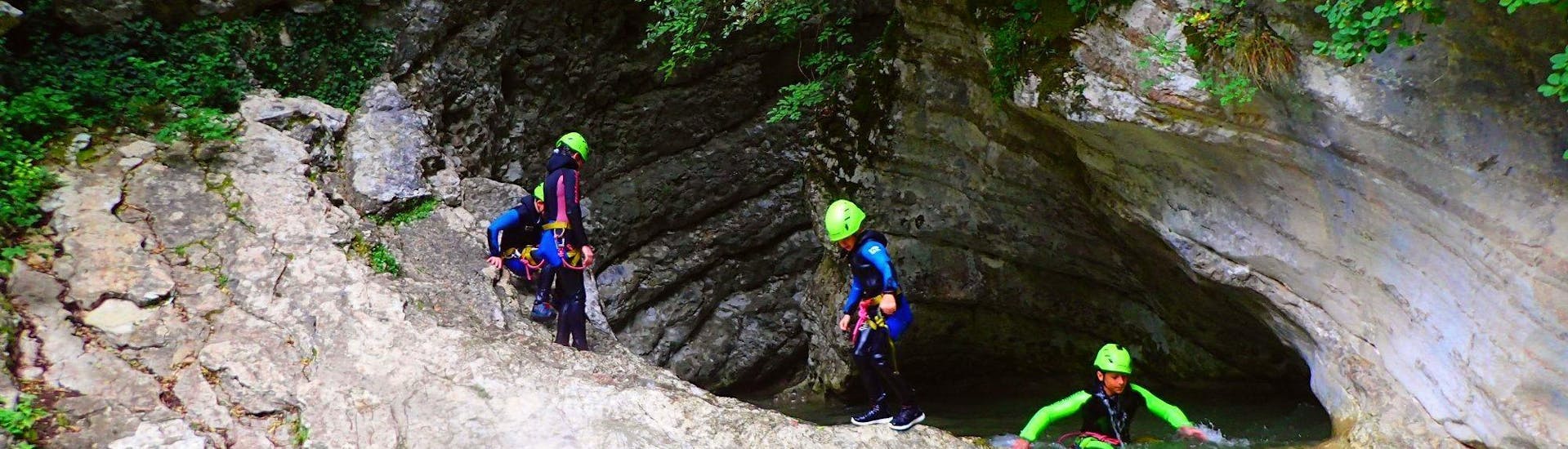 Canyoning im Torrente Vione in Tignale - Gumpenfever Kinder machen Canyoning im Torrente Vione - Gumpenfever, organisiert von Skyclimber.