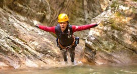 Beim Canyoning im Torrente Vione - Gumpenfever mit SKYclimber springt ein Mädchen in eines der 14 natürlichen Becken. 