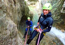 Canyoning im Torrente Vione in Tignale am Gardasee mit SKYclimber Tremosine Beim Canyoning im Torrente Vione mit SKYclimber stellen sich junge Männer mit einem Lächeln auf den 45 m langen Abstieg ein.