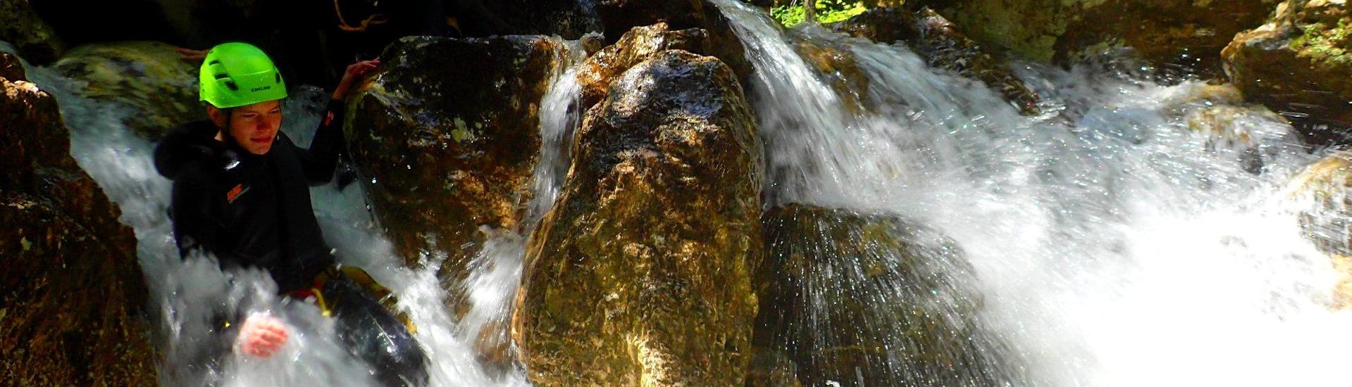 Canyoning im Torrente Toscolano - Summerrain mit SKYclimber Tremosine Die Gruppe der Teilnehmer des Canyoning im Torrente Toscolano - Summerrain, das von Skyclimber organisiert wurde, bewegte sich in dem Wildbach zwischen den Felsen.