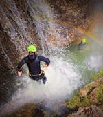 Un partecipante al Canyoning nel torrente Toscolano - Summerrain di Skyclimber sta saltando nell'acqua.