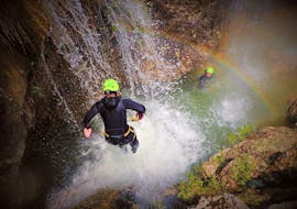 Una participante del barranquismo en Torrente Toscolano - Summerrain de Skyclimber está saltando al agua.