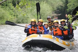 Un gruppo di amici si sta godendo il Soft Rafting sul fiume Lao con Pollino Rafting.