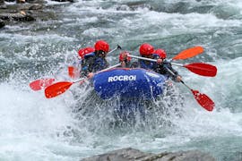 A group of people going through a wave during Classic Rafting on the Noguera Pallaresa with ROCROI - Llavorsí / Andorra.