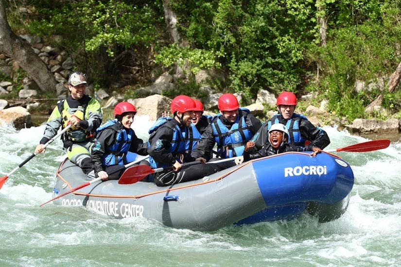 Un gruppo di partecipanti galleggia nell'acqua durante lo Short & Easy Rafting sulla Noguera Pallaresa con ROCROI - Llavorsí / Andorra.