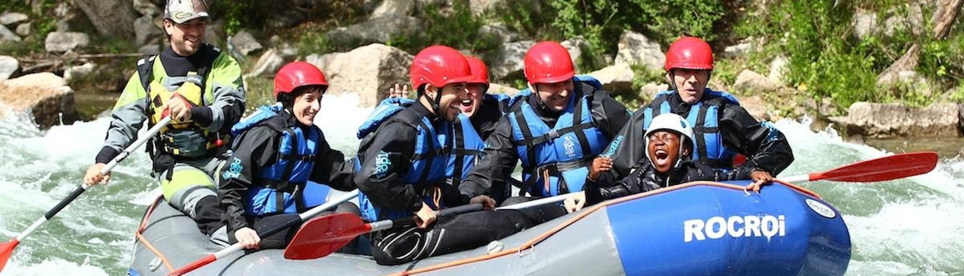 Un gruppo di partecipanti galleggia nell'acqua durante lo Short & Easy Rafting sulla Noguera Pallaresa con ROCROI - Llavorsí / Andorra.