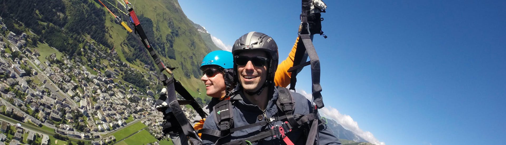 Tandem Paragleiten mit einem Privatpilot in Davos Klosters.