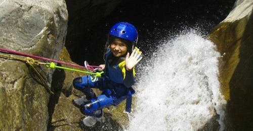 Family Canyoning in the Gorgol Canyon with UR Pirineos Murillo de Gállego A girl skillfully ropes herself down a gorge during the canyoning tour for families in the Gorgol gorge, organized by UR Pirineos.