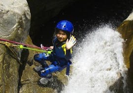 A girl skillfully ropes herself down a gorge during the canyoning tour for families in the Gorgol gorge, organized by UR Pirineos.