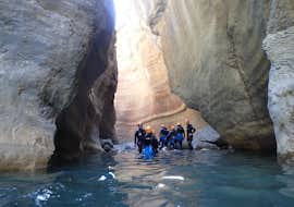 Canyoning avanzado en el barranco de la Boca del Infierno con UR Pirineos Murillo de Gállego Durante el tour de canyoning para avanzados en el cañón Infierno, los participantes marchan por el río y admiran las impresionantes formaciones rocosas junto con UR Pirineos.
