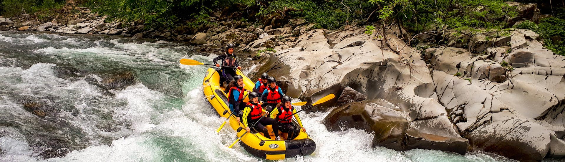 Our experienced guide gives tips to the participants on how to deal with whitewater during the classic Rafting on the Lima river with Garfagnana Rafting.