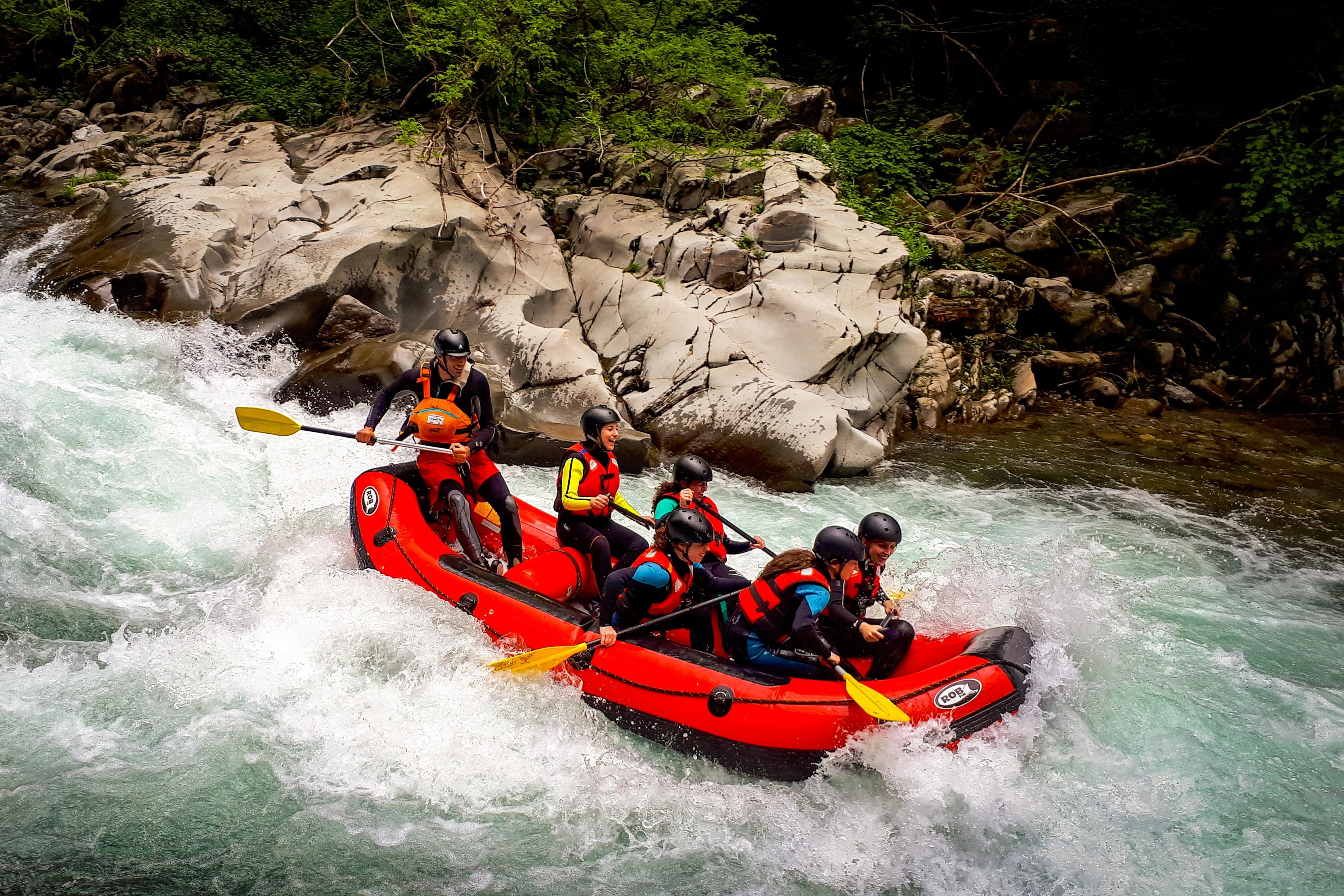 Eine Gruppe von Freunden, die beim Classic Rafting auf dem Lima-Fluss mit Garfagnana Rafting zum ersten Mal Rafting ausprobieren.