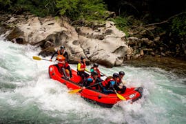 A group of friends trying rafting for the first time during the Classic Rafting on the Lima River with Garfagnana Rafting.