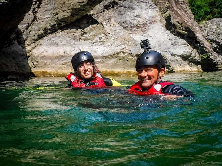 Due partecipanti che si godono il loro tempo in acqua durante il Fun Riverplay nel fiume Lima.