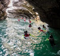 Deelnemers zwemmen in de canyon tijdens de Fun Riverplay in de Lima rivier met Garfagnana Rafting.