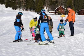 Personen, die einen Kinderskikurs (4-6 J.) für alle Stufen bei der ABC Schneesportschule in Arosa besuchen.