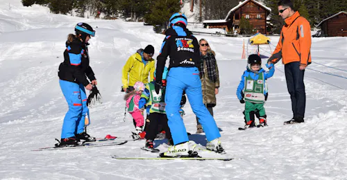 Kinder-Skikurs (4-6 J.) für alle Levels mit ABC Schneesportschule Arosa Personen, die einen Kinderskikurs (4-6 J.) für alle Stufen bei der ABC Schneesportschule in Arosa besuchen.