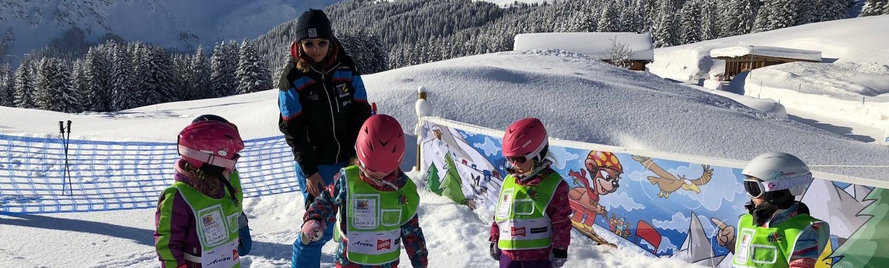 Jonge kinderen op hun kinderskicursus met de ABC Snowsports School Arosa.