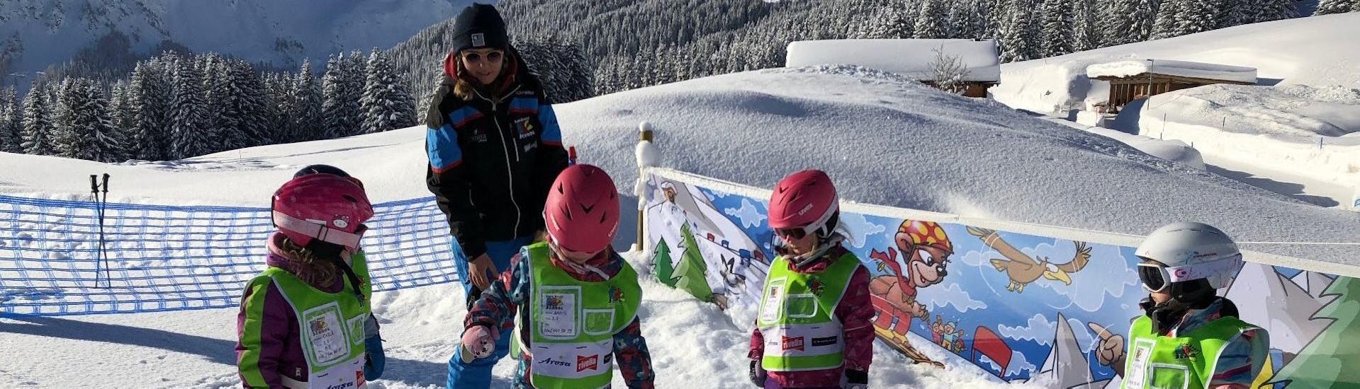 Jonge kinderen op hun kinderskicursus met de ABC Snowsports School Arosa.