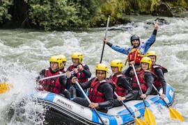 Friends are doing discovery rafting on the Haute-Isère river with AN Rafting Savoie.