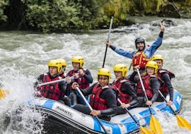Friends are doing discovery rafting on the Haute-Isère river with AN Rafting Savoie.