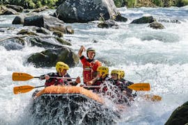 Friends are doing adventurous rafting on the Haute-Isère river with AN Rafting Savoie.