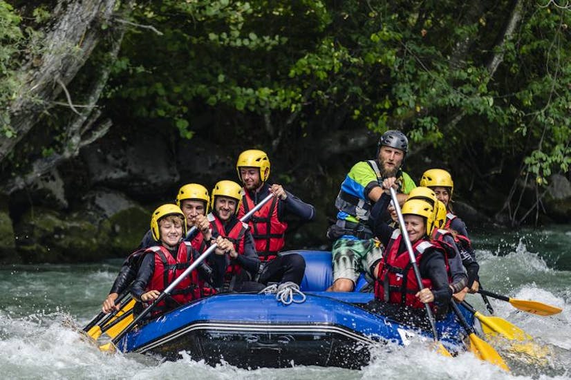 Friends are rafting on the Haute-Isère river with AN Rafting Savoie.