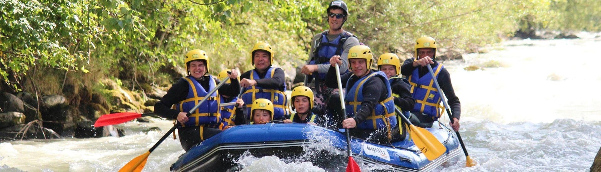 A family is rafting on the Haute-Isère river with AN Rafting Savoie.