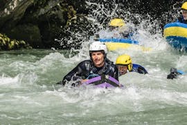 Un homme s'amuse à faire de l'hydrospeed sur la Haute-Isère avec AN Rafting Savoie.
