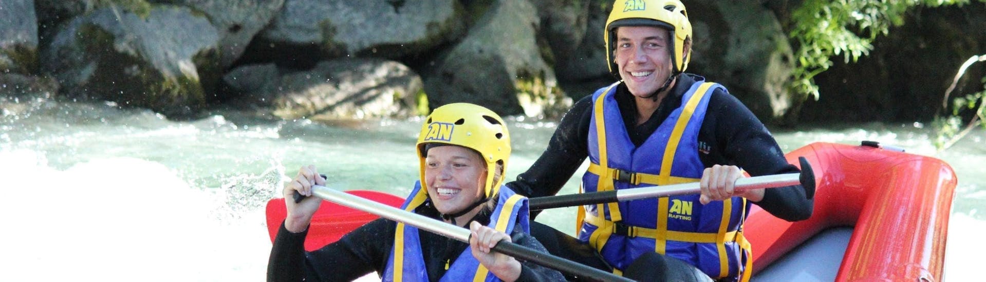 Friends are doing canoe-raft on the Haute-Isère river with AN Rafting Savoie.