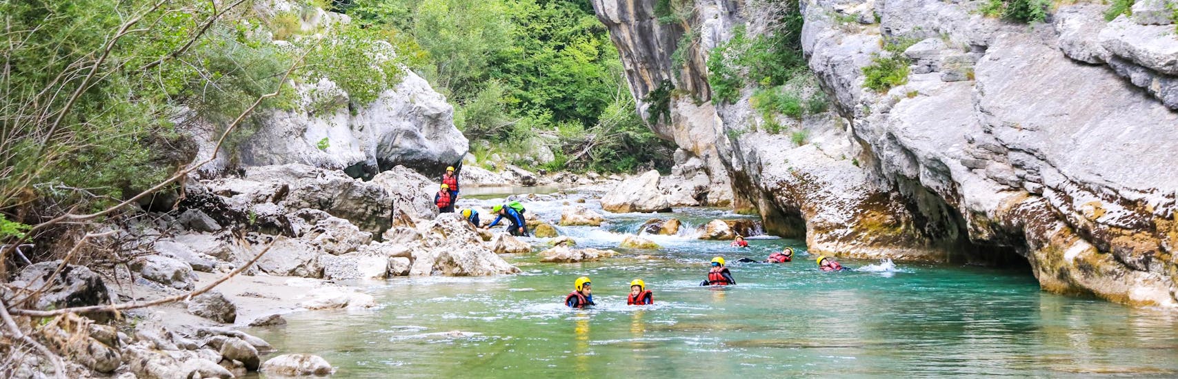 Group during River Trekking at Pont de Tusset in Verdon for Families with Yeti Rafting Verdon.
