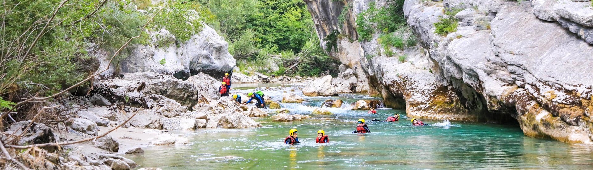 Group during River Trekking at Pont de Tusset in Verdon for Families with Yeti Rafting Verdon.