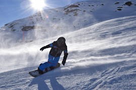 Eine Person die privaten Snowboardunterricht für Kinder und Erwachsene aller Stufen bei der ABC Schneesportschule in Arosa gibt.