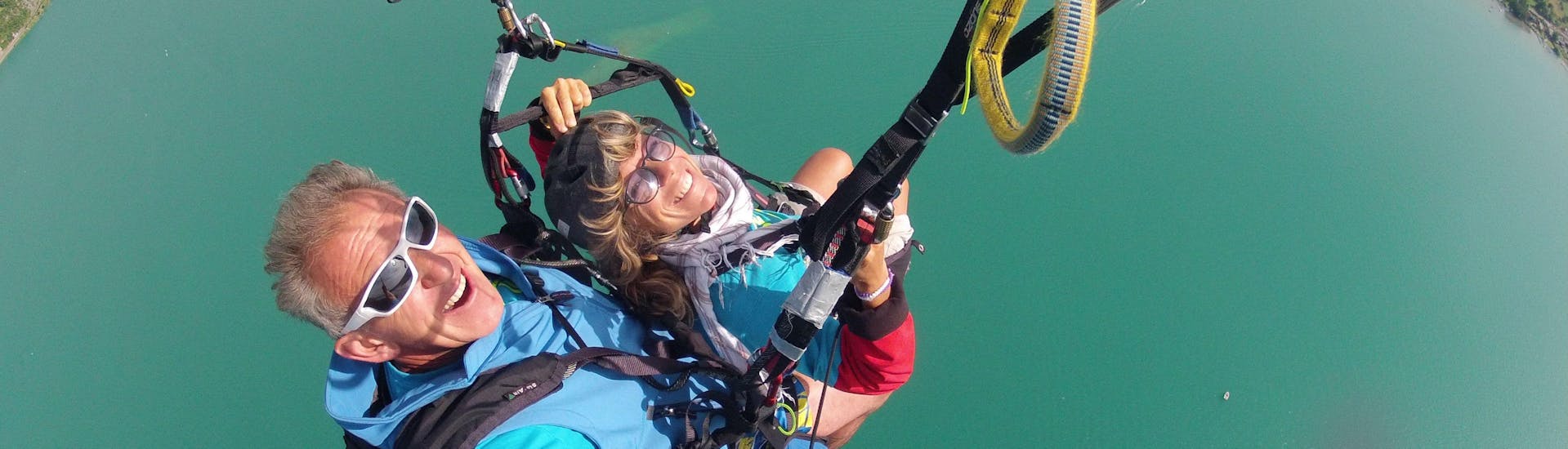 Een persoon neemt deel aan tandem paragliding aan het meer van Annecy - Prestige-activiteit met FBI Parapente.