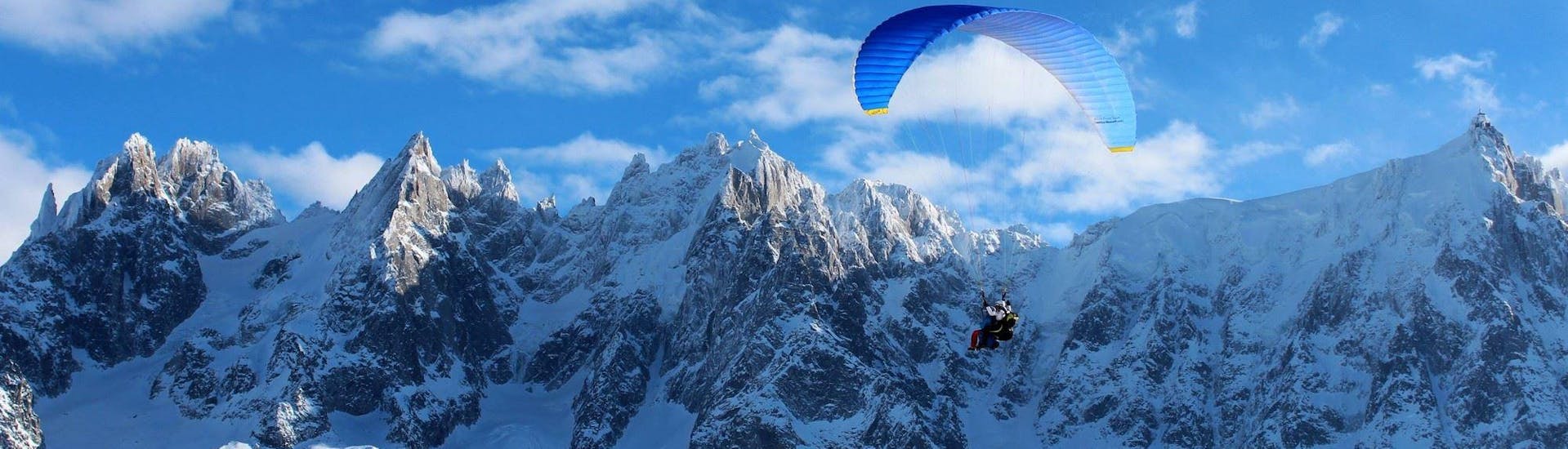 Une personne participe au Tandem Parapente au Plan de l'Aiguille - Voltige avec Les Ailes du Mont Blanc.