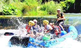 A group of participants during the adventurous rafting power on the Aniene River with Vivere l'Aniene. 
