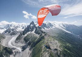 Baptême de parapente depuis Planpraz à Chamonix-Mont-Blanc avec Kailash Parapente Chamonix Un pilote de parapente de Kailash Parapente effectue un Vol Parapente Biplace depuis Planpraz - Chamonix au-dessus de magnifiques paysages de montagne en été.
