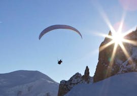 Een piloot van Kailash Paragliding doet een tandemparaglidingvlucht vanaf de Aiguille du midi.