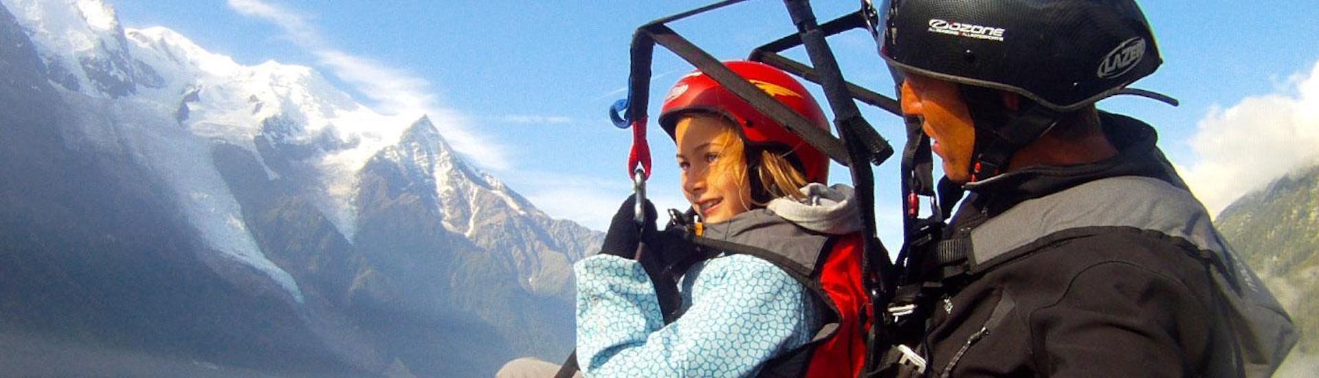 Ein Kind genießt seinen Tandem-Flug für Kinder (4-12 Jahre) mit einem erfahrenen Piloten von Kailash Paragliding.