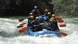 Un grupo de amigos haciendo Rafting en el Río Genil con Gualay Aventura Andalucía.