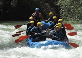 A group of friends doing Rafting on the Río Genil with Gualay Aventura Andalucía.