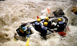 Un grupo de amigos haciendo Rafting en el Río Guadiana Menor.