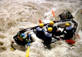 Un grupo de amigos haciendo Rafting en el Río Guadiana Menor.